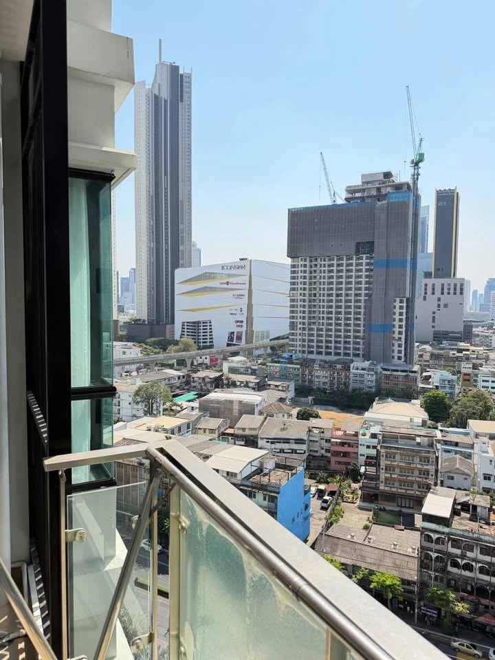 For rent: Supalai Premier Charoennakorn, spacious room with city view and great atmosphere. Fully furnished and ready to move in. Move in immediately.