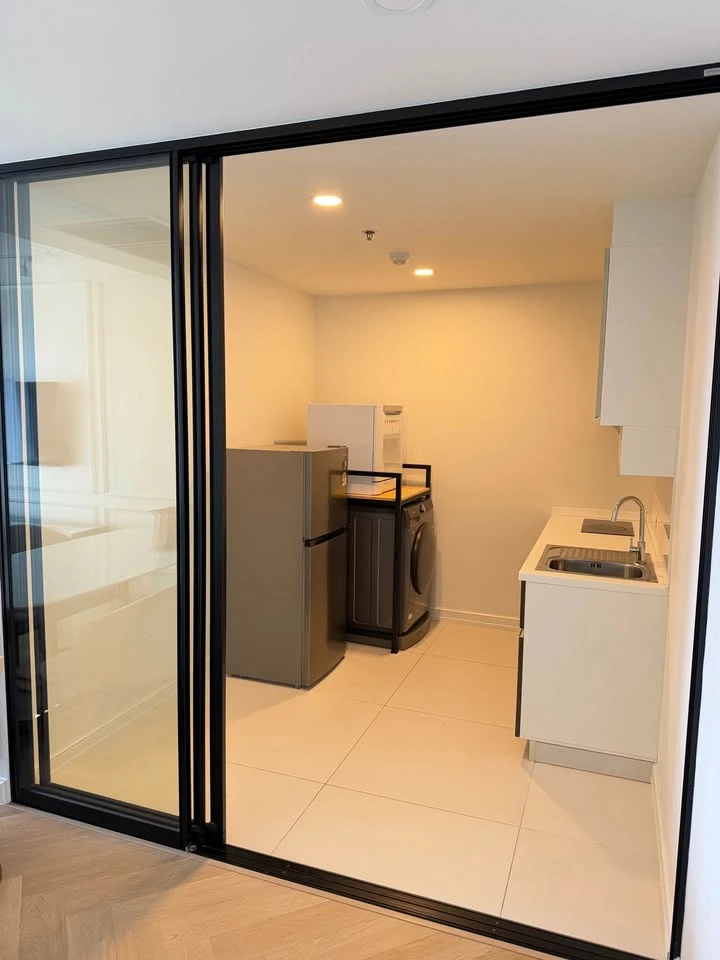 For rent: Supalai Premier Charoennakorn, spacious room with city view and great atmosphere. Fully furnished and ready to move in. Move in immediately.