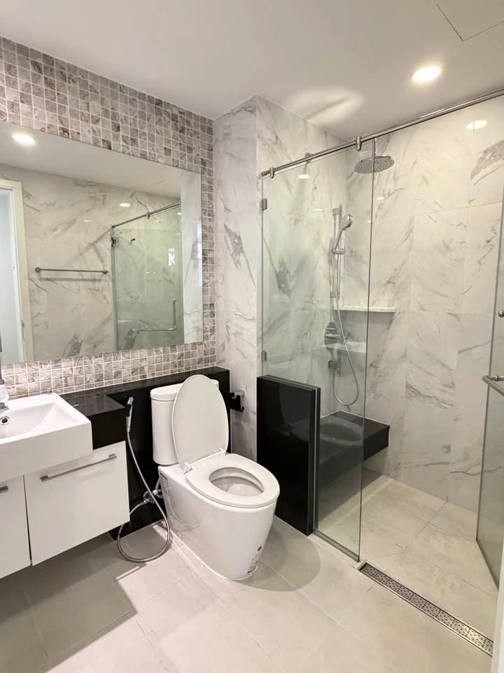 For rent: Supalai Premier Charoennakorn, spacious room with city view and great atmosphere. Fully furnished and ready to move in. Move in immediately.