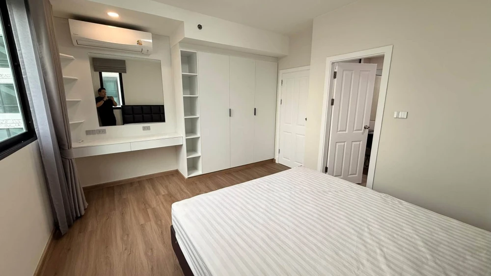 For Rent: Supalai Premier Place Asoke. Spacious unit with ample living space and full facilities. Book now!