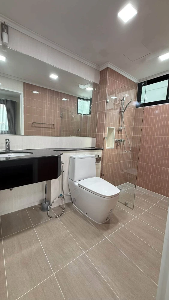 For Rent: Supalai Premier Place Asoke. Spacious unit with ample living space and full facilities. Book now!