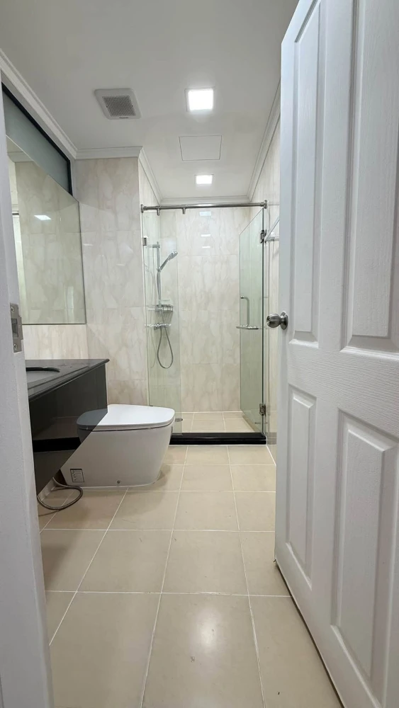 For Rent: Supalai Premier Place Asoke. Spacious unit with ample living space and full facilities. Book now!
