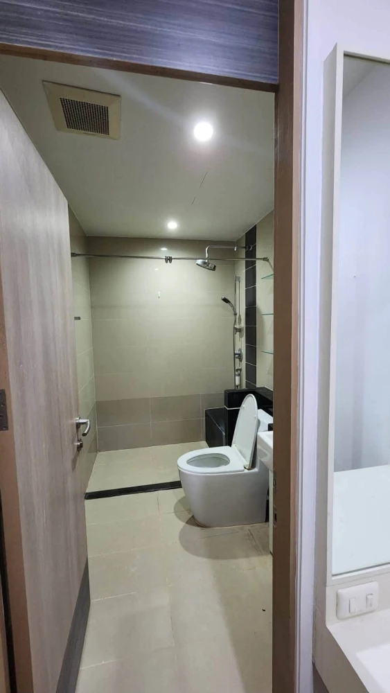For rent: Supalai Premier Ratchathewi. Spacious room with ample living space and complete amenities. Book now!