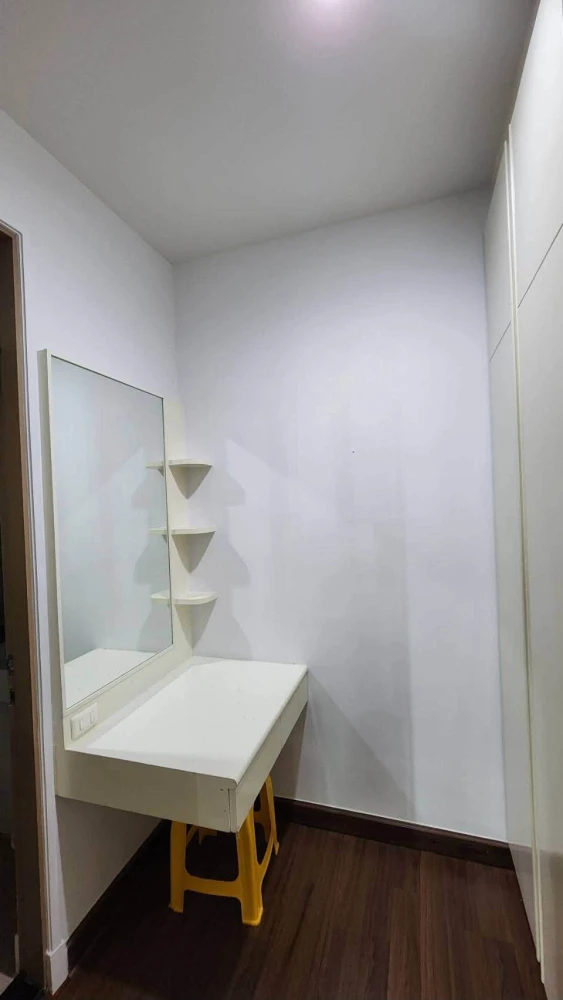 For rent: Supalai Premier Ratchathewi. Spacious room with ample living space and complete amenities. Book now!