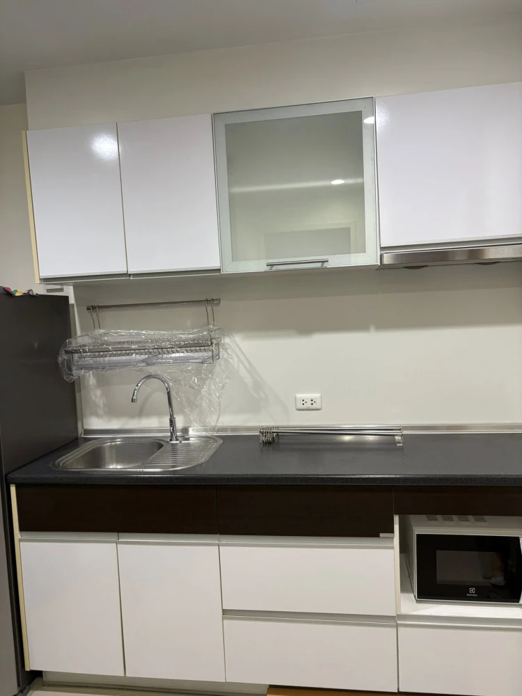 For rent Supalai Premiere @ Asoke, a nice room with lots of usable space, a large black sofa that is comfortable to sit on, book now.