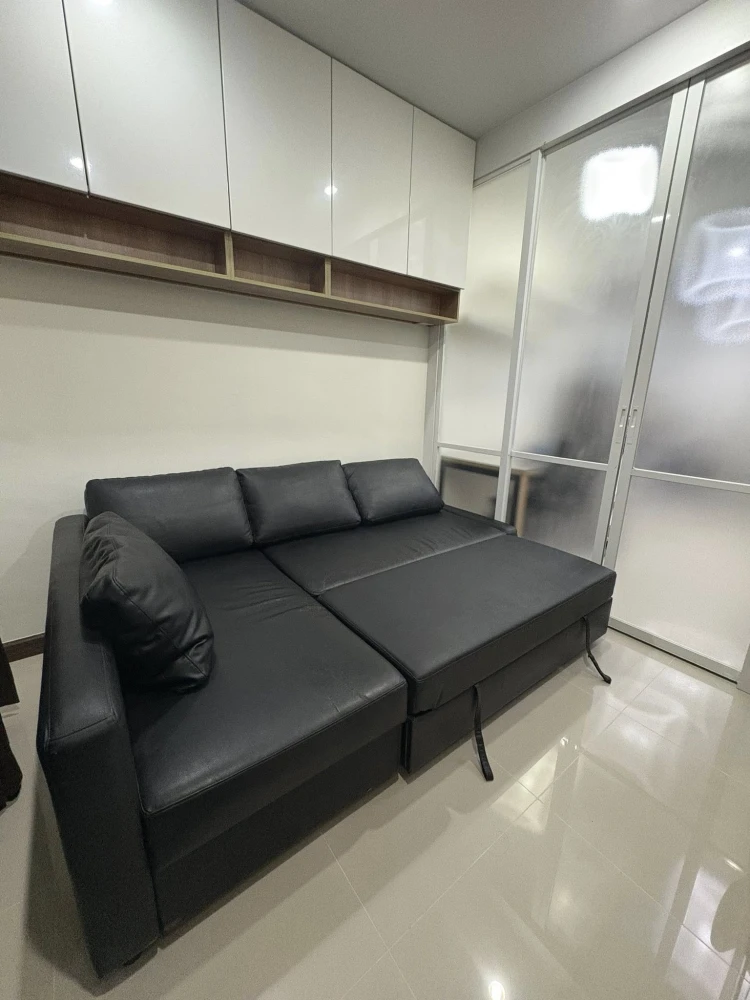 For rent Supalai Premiere @ Asoke, a nice room with lots of usable space, a large black sofa that is comfortable to sit on, book now.
