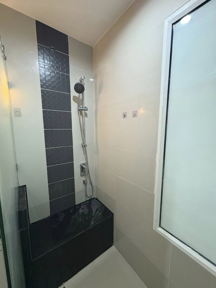 For rent Supalai Premiere @ Asoke, a nice room with lots of usable space, a large black sofa that is comfortable to sit on, book now.