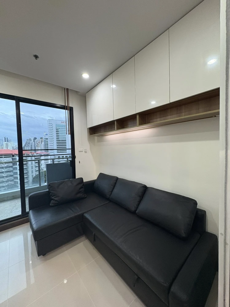 For rent Supalai Premiere @ Asoke, a nice room with lots of usable space, a large black sofa that is comfortable to sit on, book now.