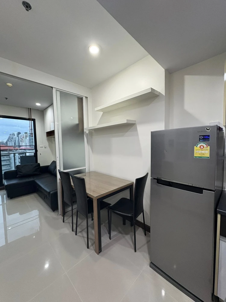 For rent Supalai Premiere @ Asoke, a nice room with lots of usable space, a large black sofa that is comfortable to sit on, book now.
