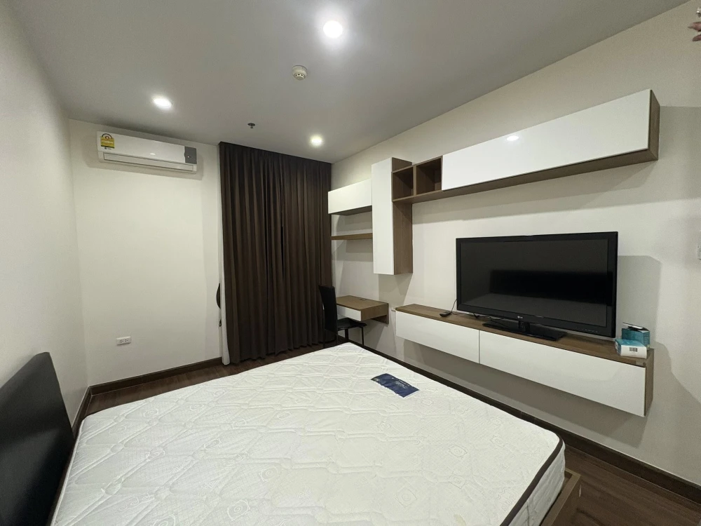 For rent Supalai Premiere @ Asoke, a nice room with lots of usable space, a large black sofa that is comfortable to sit on, book now.