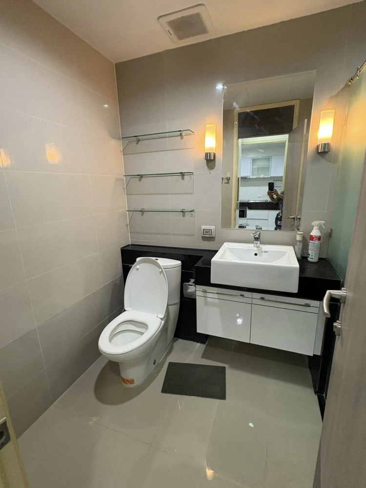 For rent Supalai Premiere @ Asoke, a nice room with lots of usable space, a large black sofa that is comfortable to sit on, book now.