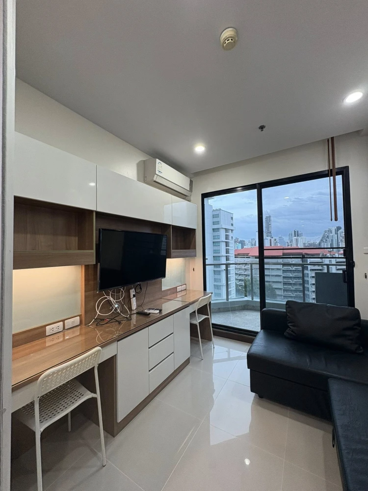 For rent Supalai Premiere @ Asoke, a nice room with lots of usable space, a large black sofa that is comfortable to sit on, book now.