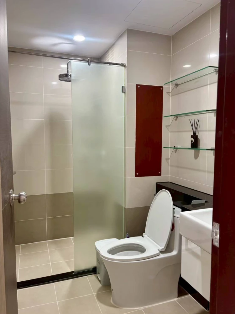 For rent Supalai River Resort 2 bedrooms, 2 bathrooms, fully furnished, high view, don't miss it.