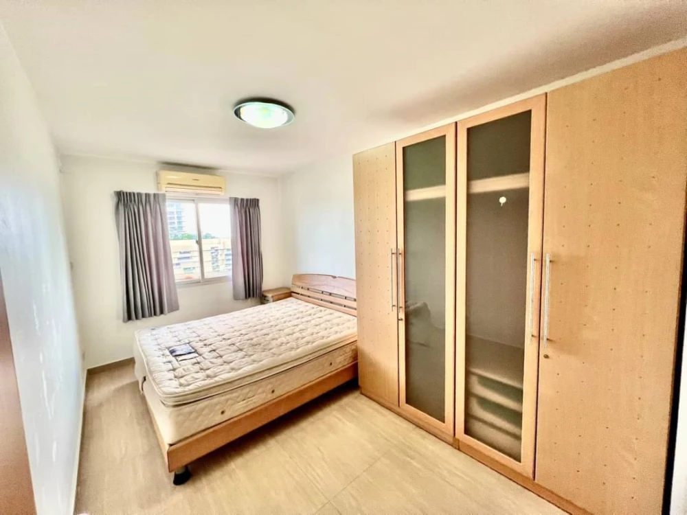Spacious and comfortable room for rent at S.V. City Rama 3. Fully furnished, good ventilation, and beautiful view. Book now!