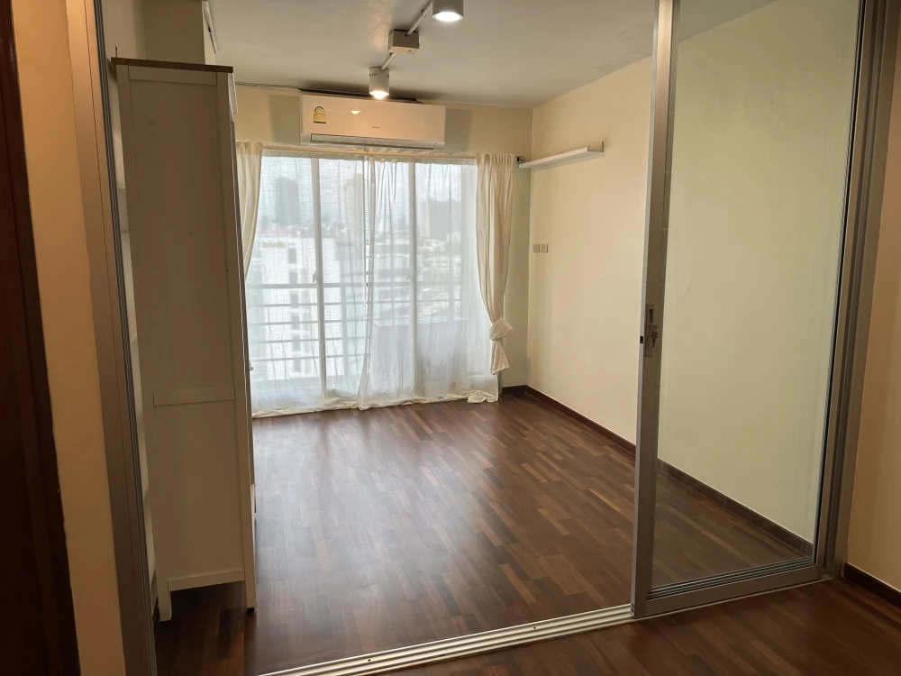 For rent S.V. City Rama 3, very spacious room, not cramped at all, complete with furniture and electrical appliances, ready to move in immediately.
