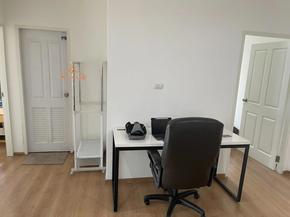 For rent: Sym Vipa – Ladprao, 8th floor, corner unit, pool view, fully furnished, ready to move in. Book now!