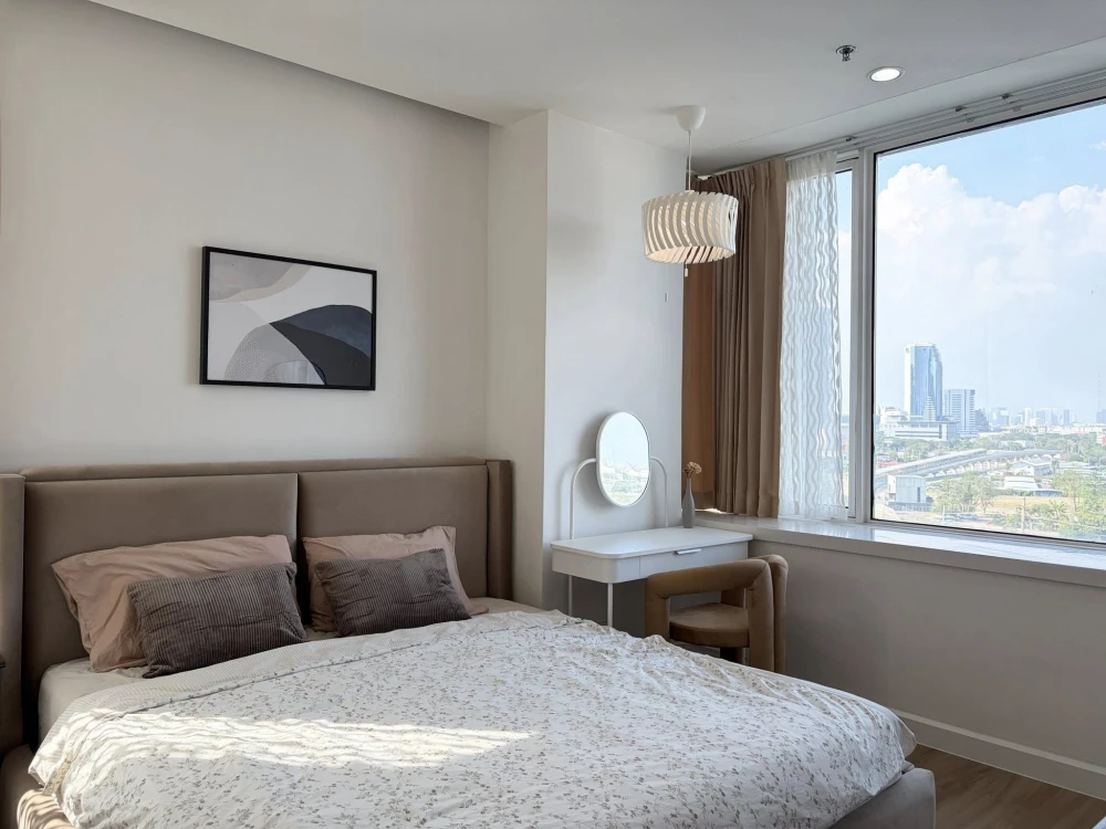 TC Green Condo Rama 9 for rent. Corner unit, north facing, pool & green garden view. Panoramic windows, no obstructing buildings, good ventilation. Bo