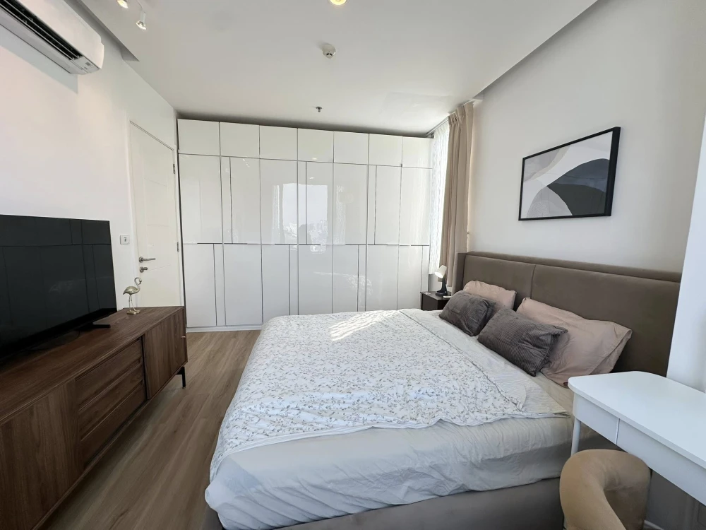 TC Green Condo Rama 9 for rent. Corner unit, north facing, pool & green garden view. Panoramic windows, no obstructing buildings, good ventilation. Bo