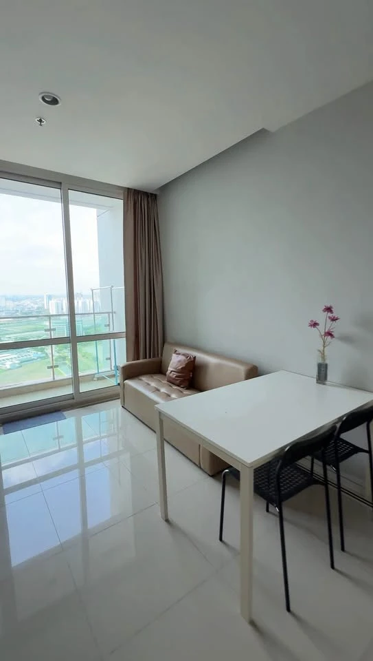 For rent: TC Green, 30th floor, very high, open view, no buildings blocking, usable space remaining, ready to move in immediately.
