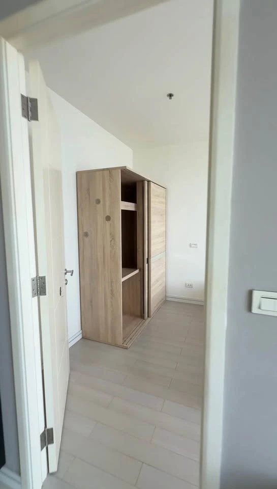 For rent: TC Green, 30th floor, very high, open view, no buildings blocking, usable space remaining, ready to move in immediately.