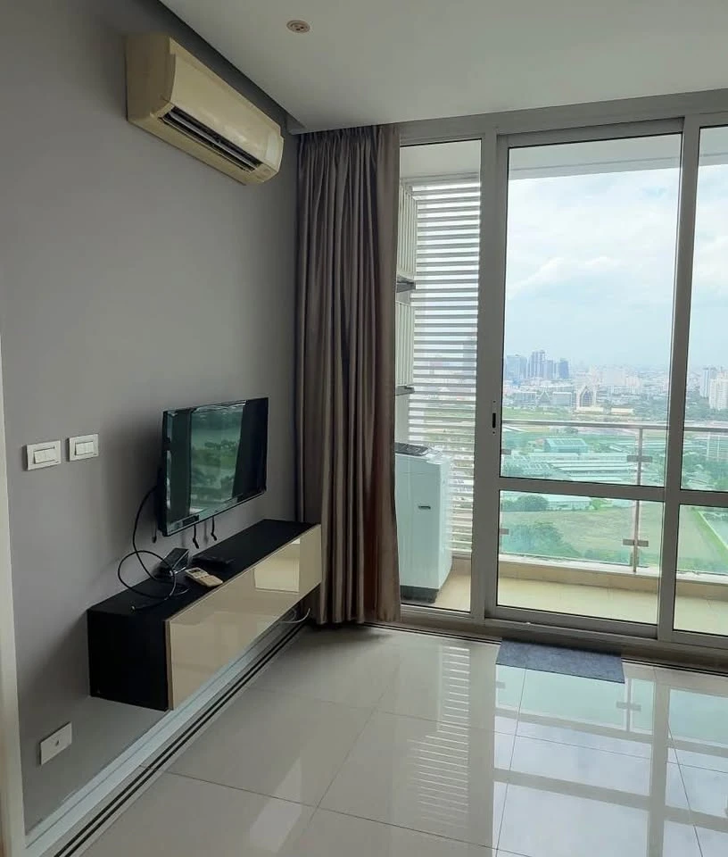 For rent: TC Green, 30th floor, very high, open view, no buildings blocking, usable space remaining, ready to move in immediately.