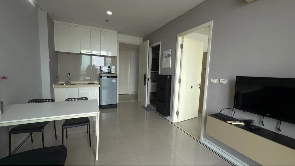 For rent: TC Green, 30th floor, very high, open view, no buildings blocking, usable space remaining, ready to move in immediately.