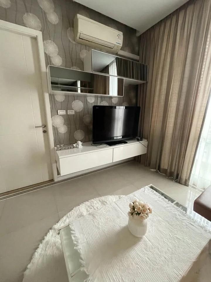 ให้เช่า TC Green หันหน้าไปทางทิศเหนือ วิวสระว่ายน้ำ โปร่งโล่งสบาย ไม่มีตึกบัง ตกแต่งบิวท์อิน ห้ามพลาด