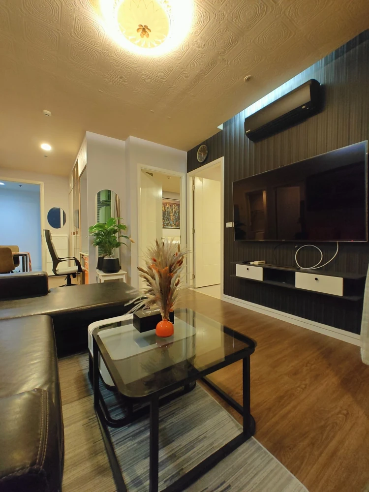 For rent: TC Green, corner room with privacy, 2 bedrooms, lots of usable space, beautiful city view, no building blocking, reserve now!