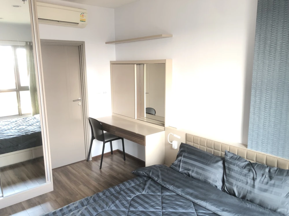 For rent: Teal Sathorn-Taksin, morning light, not on the main road, so quiet, room at the end of the corridor, only one side of the neighbor, reserve