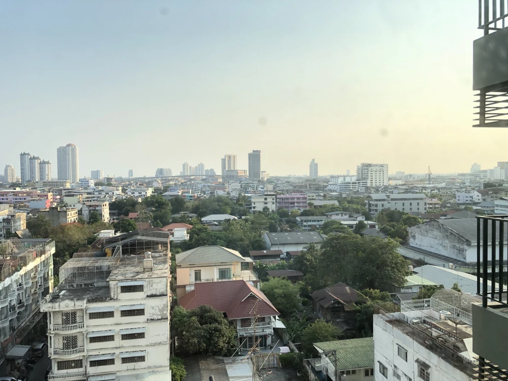 For rent: Teal Sathorn-Taksin, morning light, not on the main road, so quiet, room at the end of the corridor, only one side of the neighbor, reserve