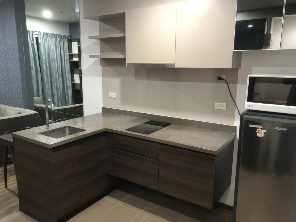 For rent: Teal Sathorn-Taksin, morning light, not on the main road, so quiet, room at the end of the corridor, only one side of the neighbor, reserve