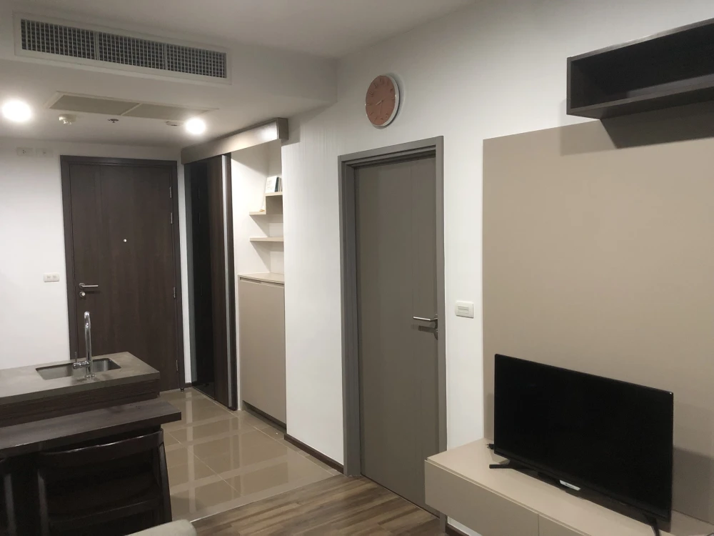 For rent: Teal Sathorn-Taksin, morning light, not on the main road, so quiet, room at the end of the corridor, only one side of the neighbor, reserve