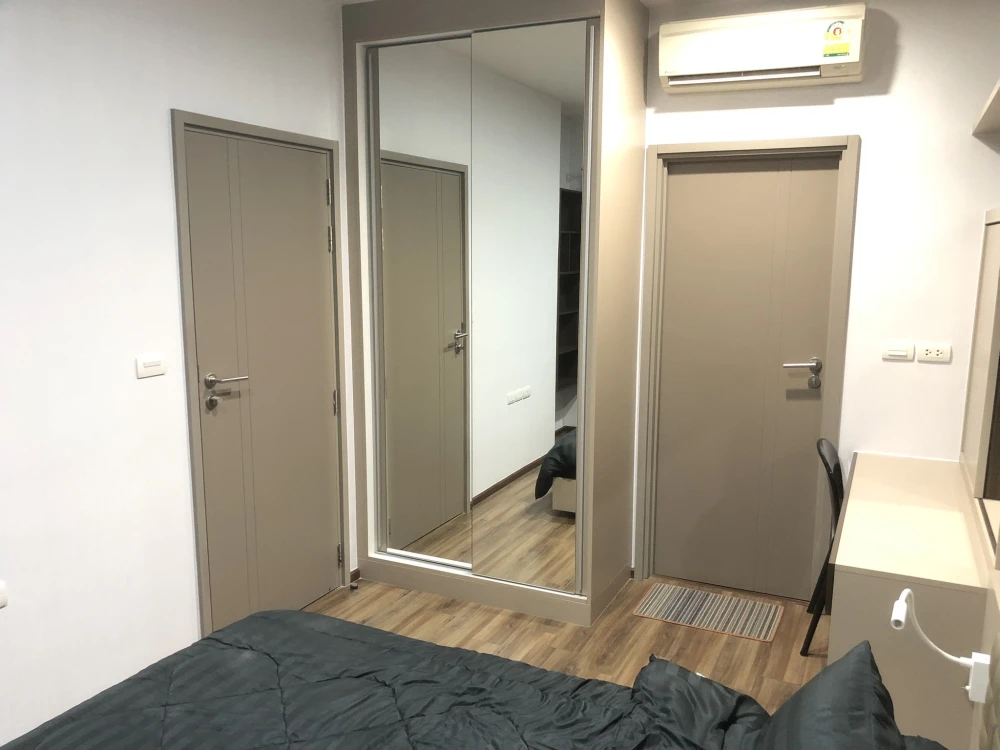 For rent: Teal Sathorn-Taksin, morning light, not on the main road, so quiet, room at the end of the corridor, only one side of the neighbor, reserve