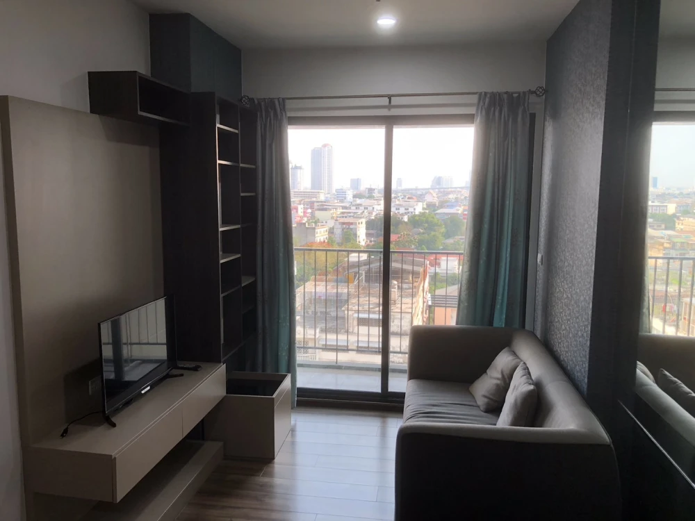 For rent: Teal Sathorn-Taksin, morning light, not on the main road, so quiet, room at the end of the corridor, only one side of the neighbor, reserve