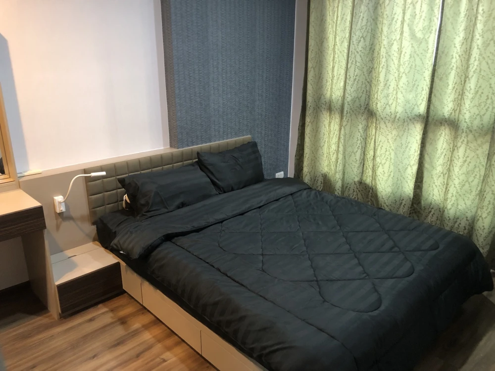 For rent: Teal Sathorn-Taksin, morning light, not on the main road, so quiet, room at the end of the corridor, only one side of the neighbor, reserve