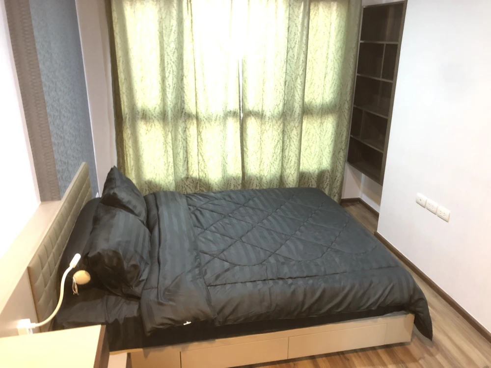 For rent: Teal Sathorn-Taksin, morning light, not on the main road, so quiet, room at the end of the corridor, only one side of the neighbor, reserve