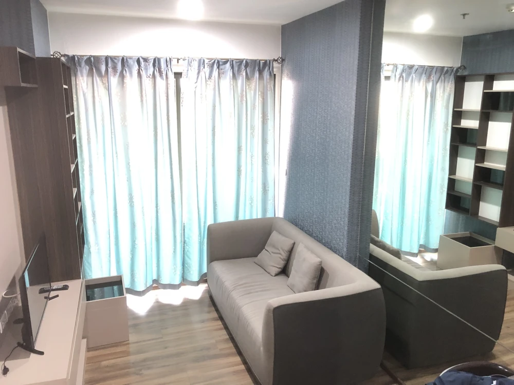 For rent: Teal Sathorn-Taksin, morning light, not on the main road, so quiet, room at the end of the corridor, only one side of the neighbor, reserve