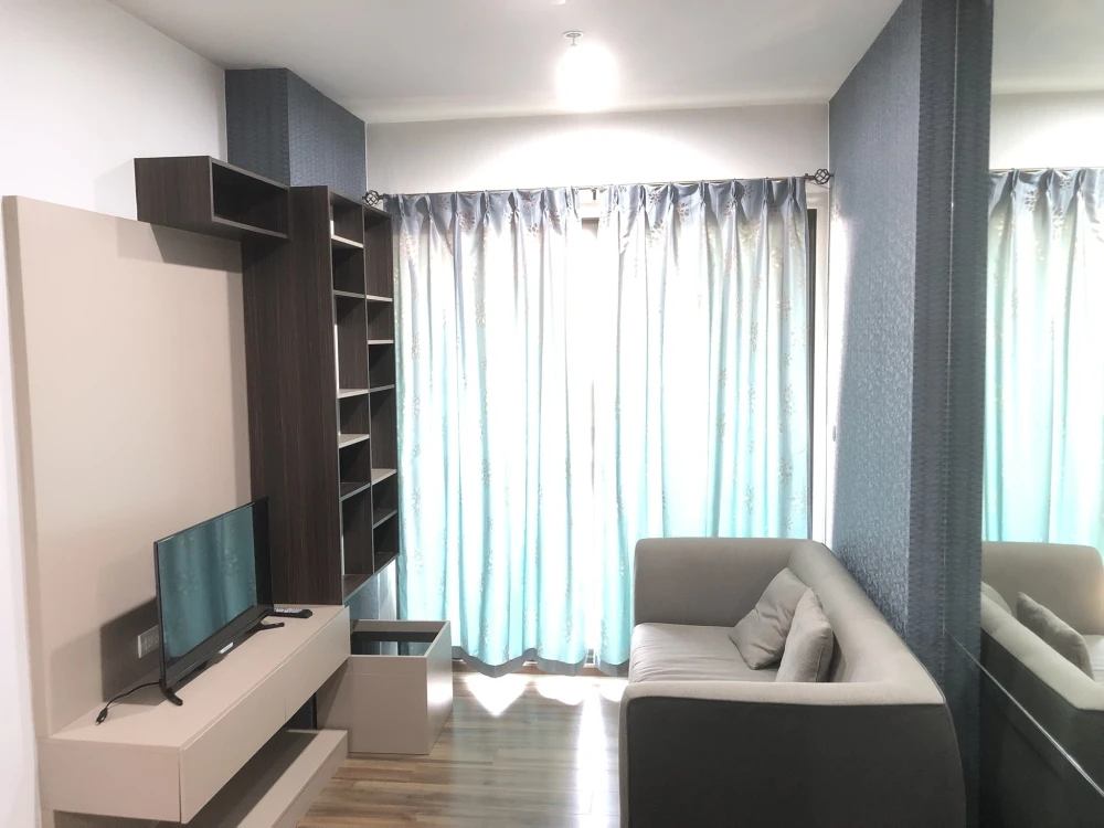 For rent: Teal Sathorn-Taksin, morning light, not on the main road, so quiet, room at the end of the corridor, only one side of the neighbor, reserve