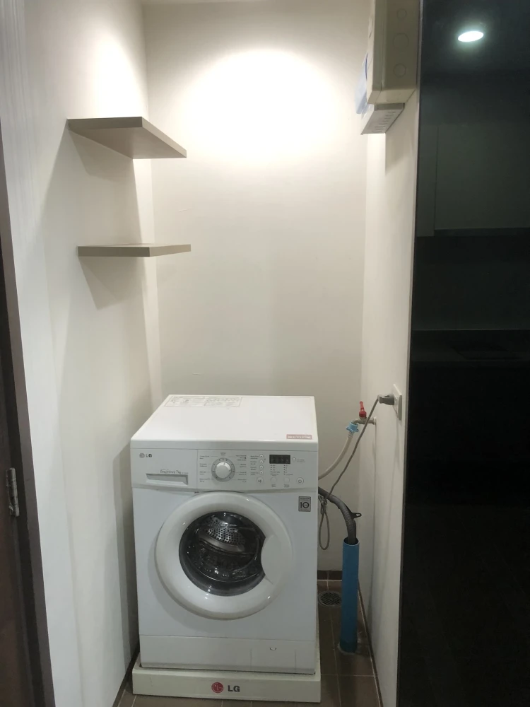 For rent: Teal Sathorn-Taksin, morning light, not on the main road, so quiet, room at the end of the corridor, only one side of the neighbor, reserve