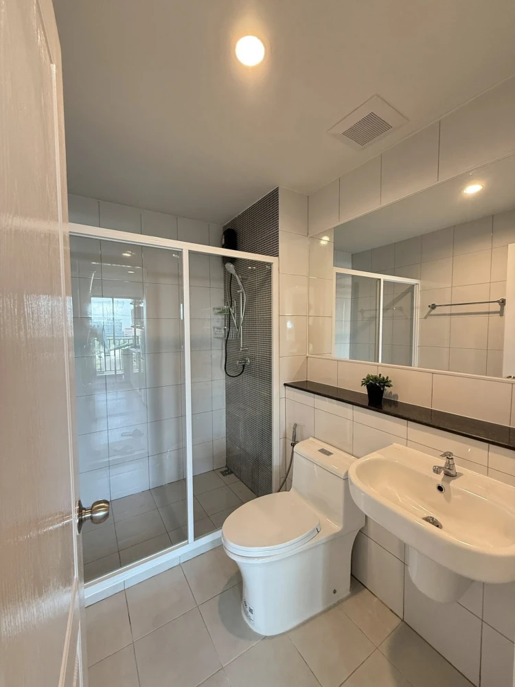 For rent: Terra residence, 10th floor, north side, view of Puey Park, fully furnished, nice to live in, book now, don't miss out.