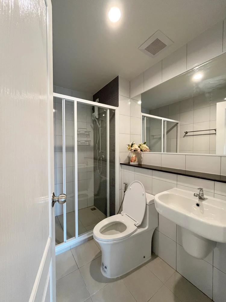 For rent: Terra Residence, 15th floor, beautiful room, fully furnished, comfortable to live in. If interested, hurry and book now. Don't miss out.