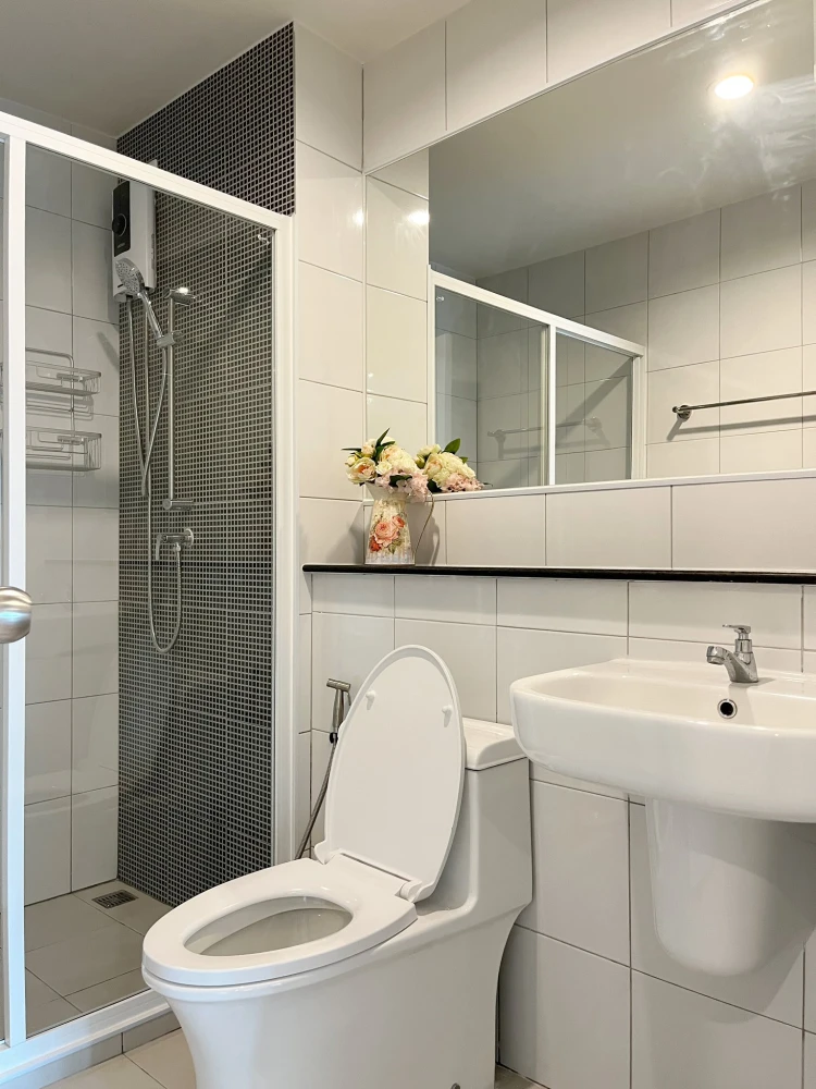 For rent: Terra Residence, 15th floor, beautiful room, fully furnished, comfortable to live in. If interested, hurry and book now. Don't miss out.
