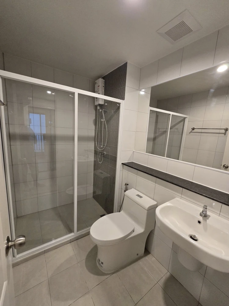 For rent: Terra Residence, corner room, very high floor, wall connected to other rooms only on one side, complete with electrical appliances and furni