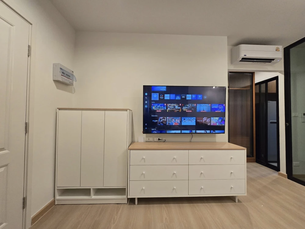 For rent: Terra Residence, corner room, very high floor, wall connected to other rooms only on one side, complete with electrical appliances and furni