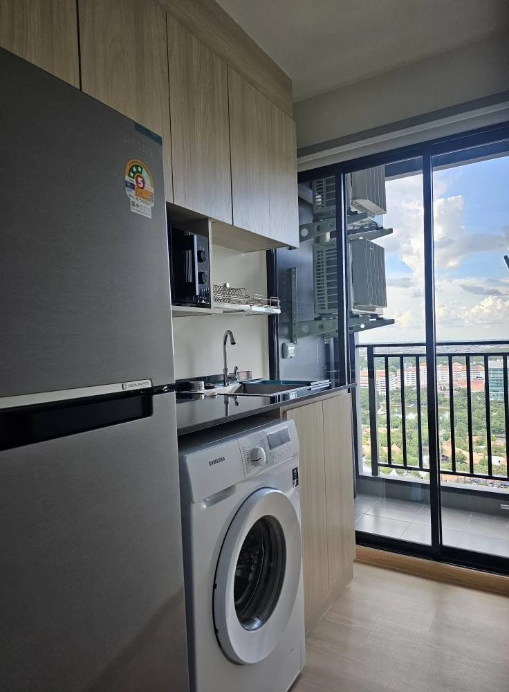 Terra Residence for rent, large room, north facing, view of Puey Thammasat University Park, partitioned with sliding glass doors, reserve now.