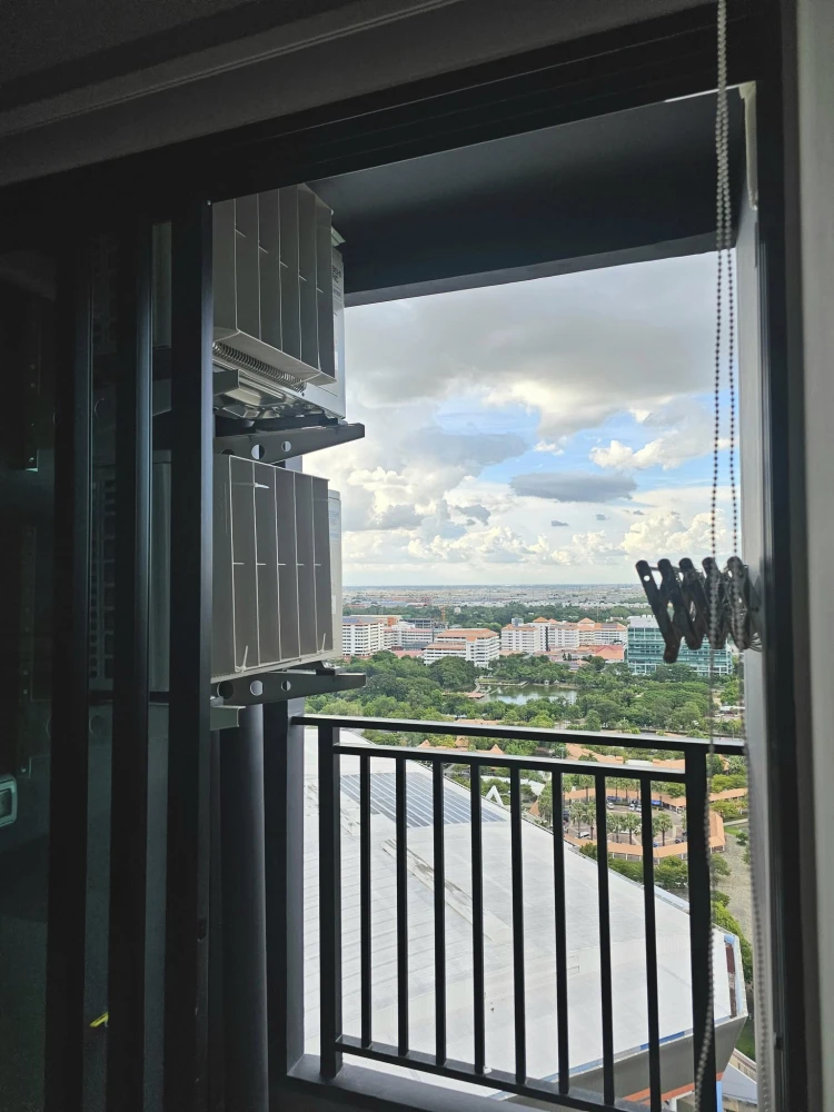 Terra Residence for rent, large room, north facing, view of Puey Thammasat University Park, partitioned with sliding glass doors, reserve now.