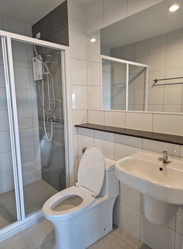 Terra Residence for rent, large room, north facing, view of Puey Thammasat University Park, partitioned with sliding glass doors, reserve now.