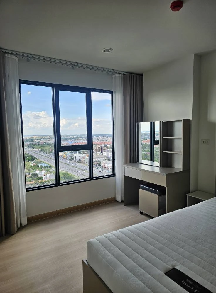 Terra Residence for rent, large room, north facing, view of Puey Thammasat University Park, partitioned with sliding glass doors, reserve now.