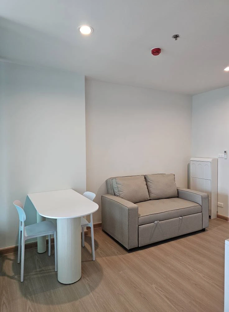 Terra Residence for rent, large room, north facing, view of Puey Thammasat University Park, partitioned with sliding glass doors, reserve now.