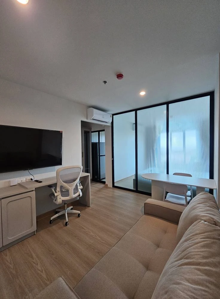 Terra Residence for rent, large room, north facing, view of Puey Thammasat University Park, partitioned with sliding glass doors, reserve now.
